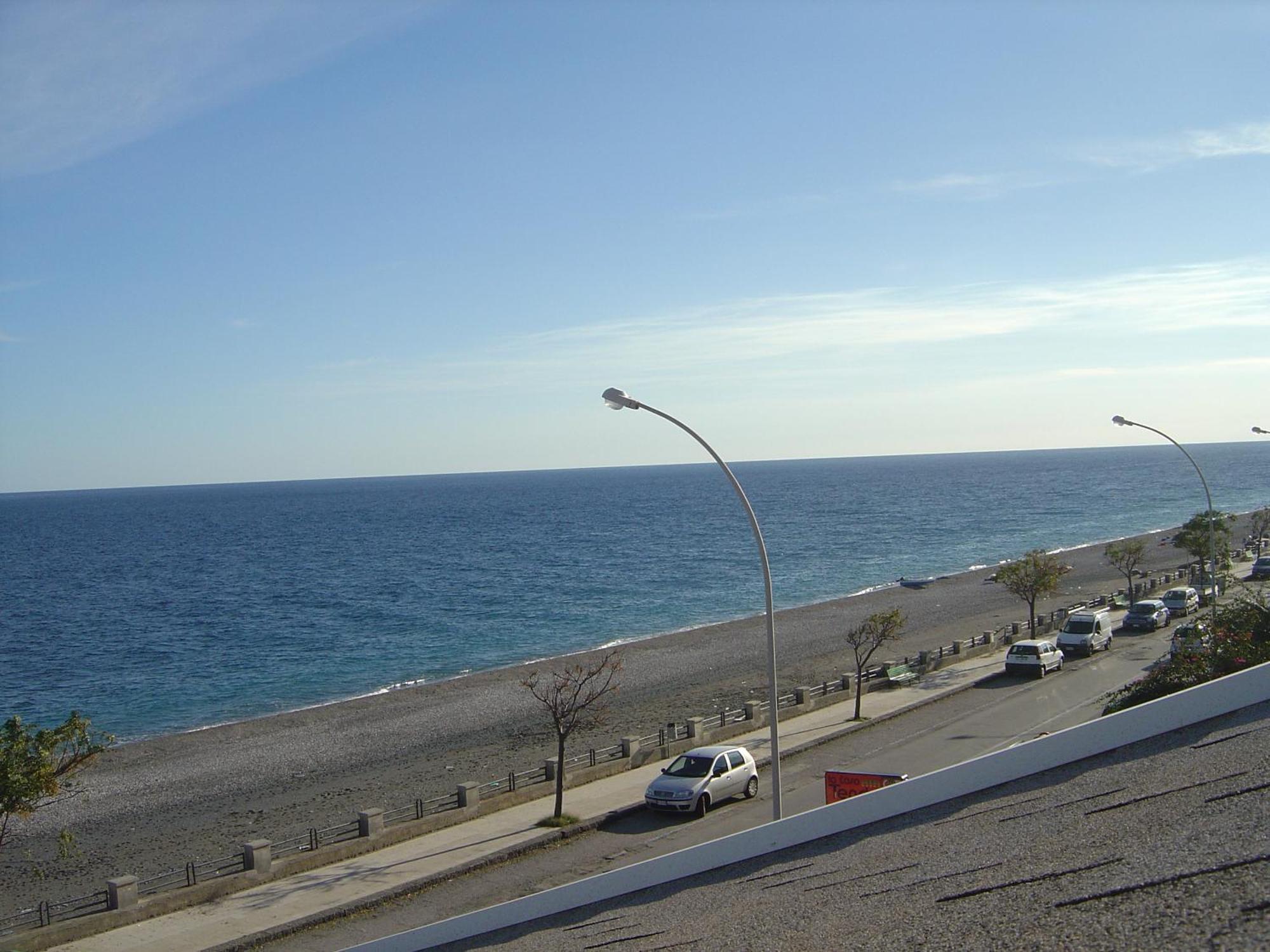Mirone Apartment Fronte Mare Beachfront House Roccalumera Buitenkant foto