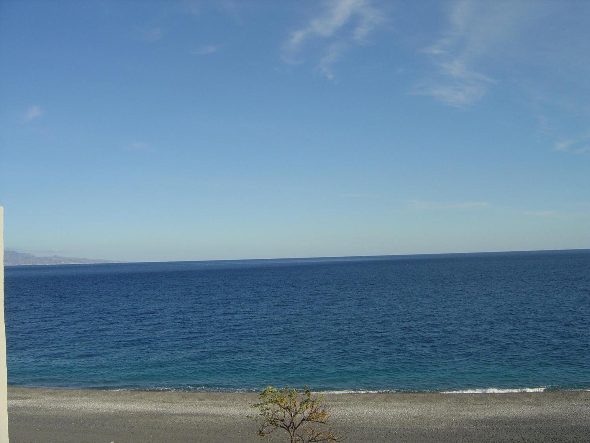 Mirone Apartment Fronte Mare Beachfront House Roccalumera Buitenkant foto